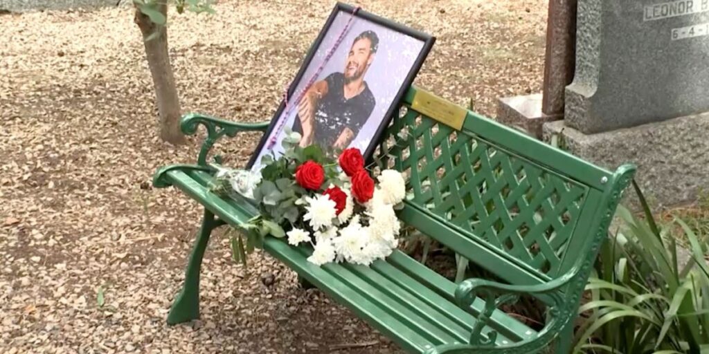 Fãs inauguram banco em homenagem a Liam Payne em cemitério de Buenos Aires