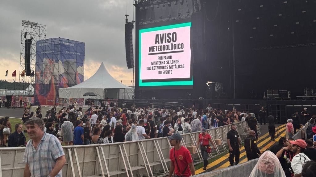 Lollapalooza interrompe programação de shows após aviso meteorológico