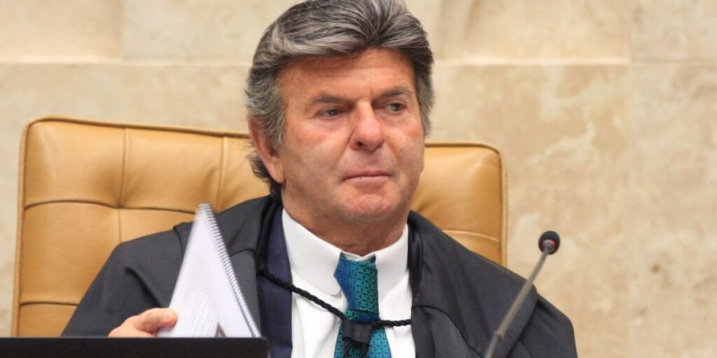 Fux pede vista em julgamento de mulher que pichou estátua do STF