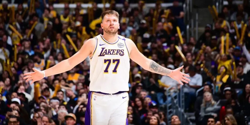 Luka Doncic desfalca Los Angeles Lakers por lesão no tornozelo