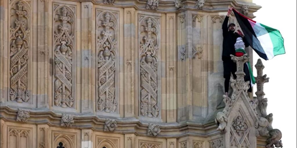 Manifestante escala Big Ben em Londres e levanta bandeira palestina