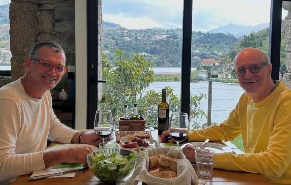 Marido de Marcos Caruso publica foto com ator em viagem à Portugal