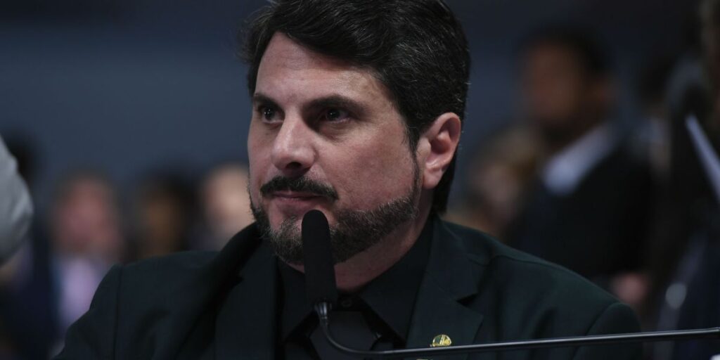 Moraes devolve eletrônicos para senador Marcos do Val, mas retém armas