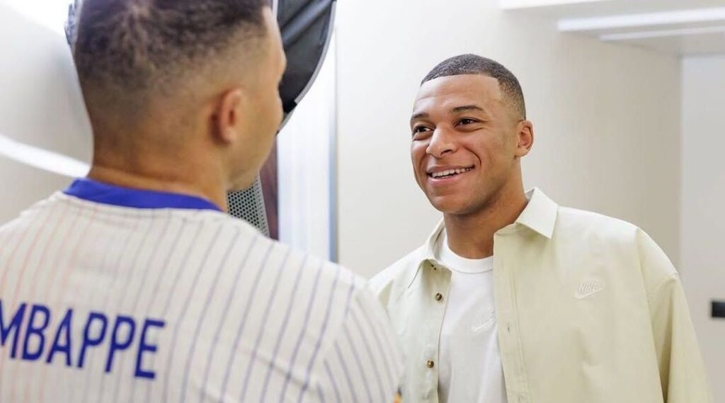 Mbappé ganha estátua de cera que impressiona por realismo; veja fotos