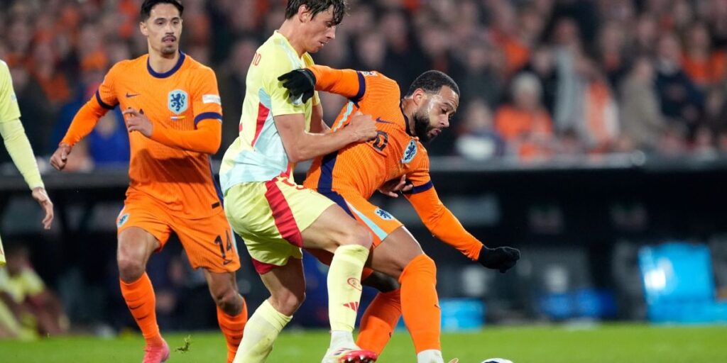 Seleção da Holanda agradece a Memphis Depay após volta contra Espanha