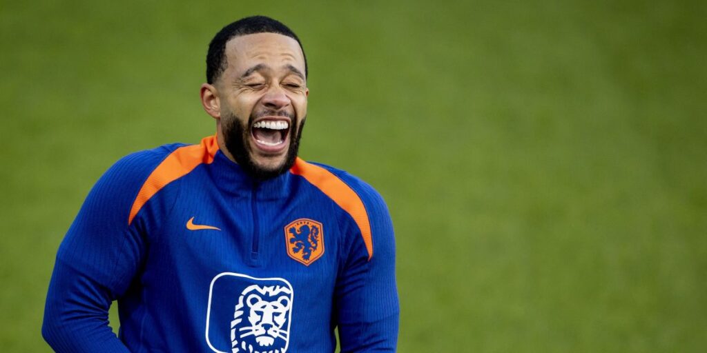 Memphis volta para seleção da Holanda de olho em recorde