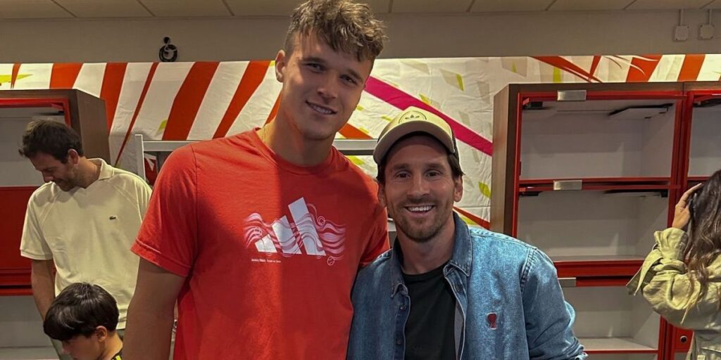 Após conhecer Messi, Mensik tenta derrubar o ídolo Djokovic no Miami Open