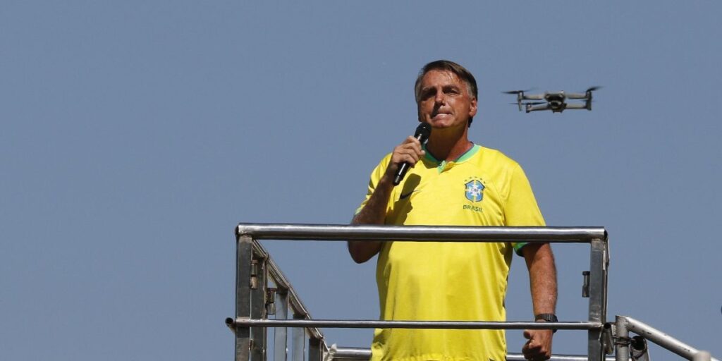 Não vou fugir ou sair do Brasil, diz Bolsonaro