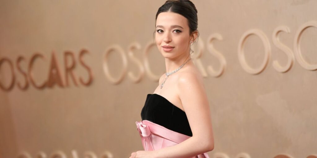 Buscas por Mikey Madison crescem após vitória da atriz no Oscar 2025