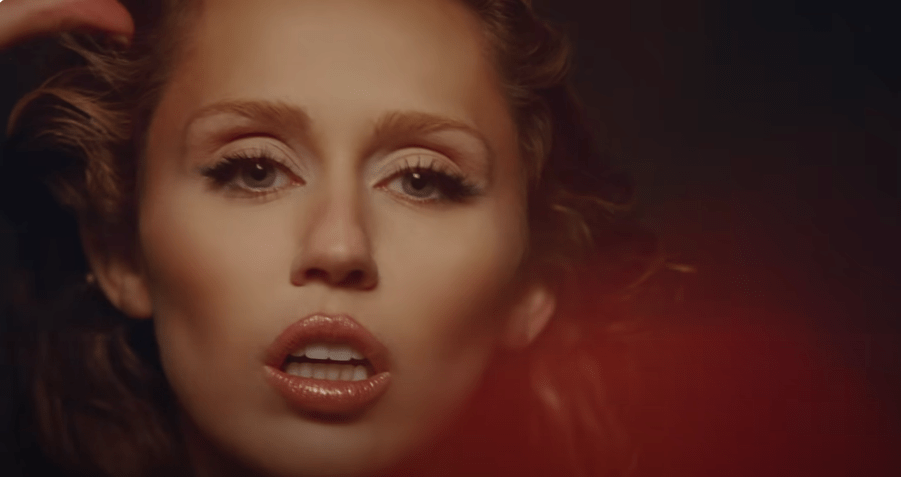 Miley Cyrus lança single "Something Beautiful" do álbum homônimo; assista