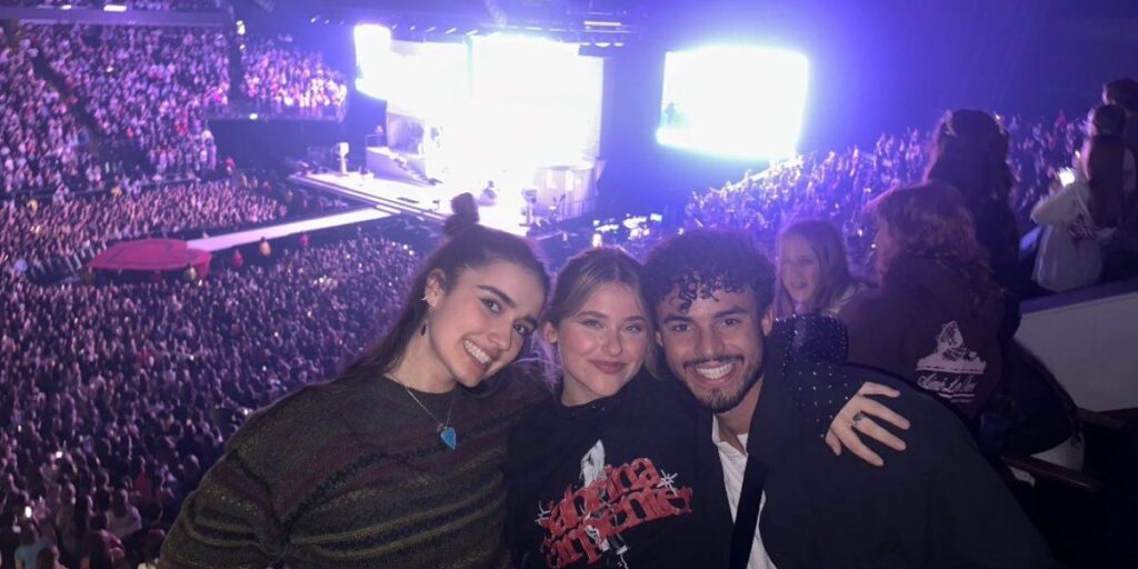 "Minha Culpa": atores das duas versões do filme posam juntos em show; veja