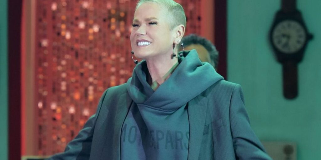 Xuxa revela ter feito implante capilar: “Talvez me vejam de xucas”