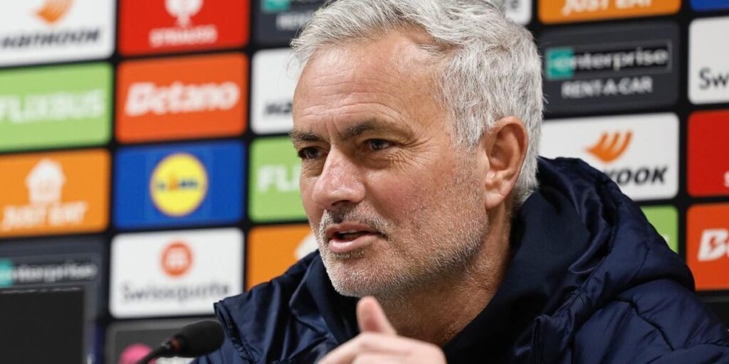 Mourinho detona jogador do próprio time: "Chega atrasado e acima do peso"