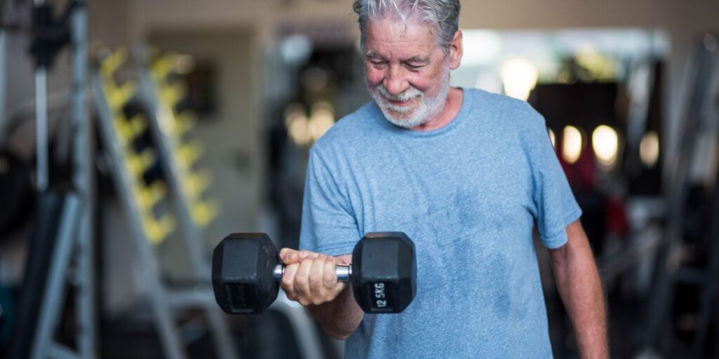 Musculação protege o cérebro de idosos contra demência, sugere estudo