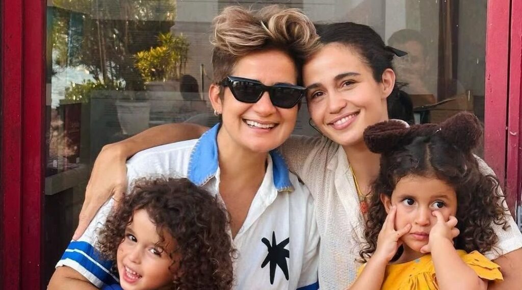 Nanda Costa posa com esposa e filhas; veja