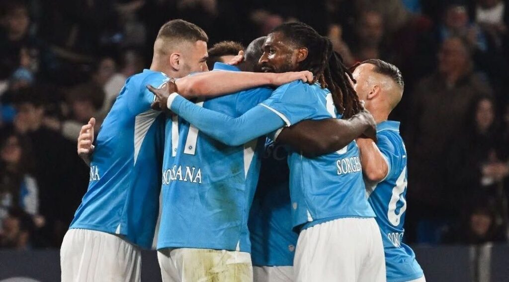 Napoli vence Milan e segue na briga pela liderança da Serie A