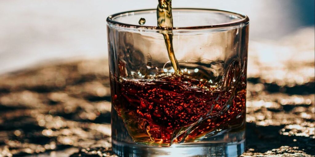 Guerra tarifária faz Jack Daniel's sumir das prateleiras do Canadá; entenda