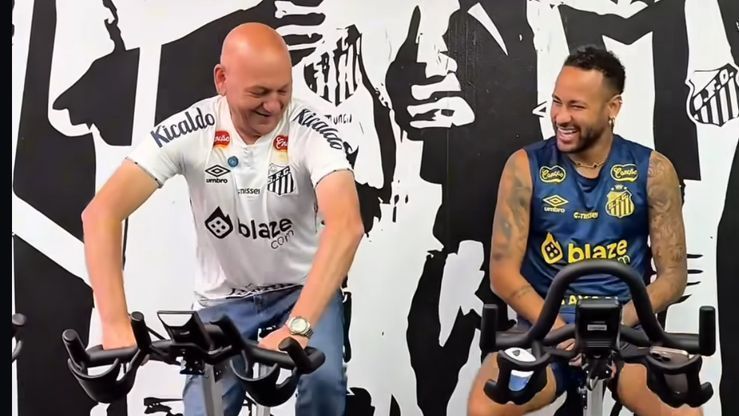 Em tratamento de lesão, Neymar pedala com Luciano Hang