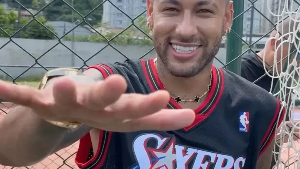 Em recuperação, Neymar vai a amistoso da Furia e bate pênalti do presidente