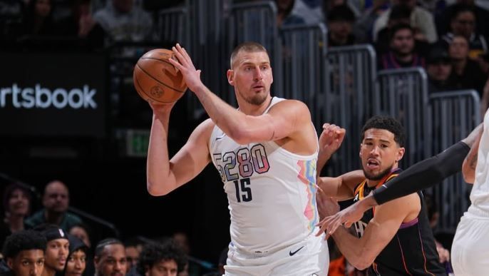 NBA: Nikola Jokic faz história com triplo-duplo inédito em vitória
