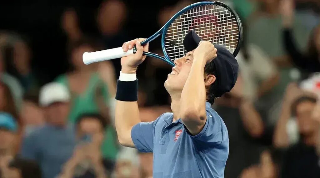Quem é Kei Nishikori, rival de João Fonseca na semifinal de Phoenix