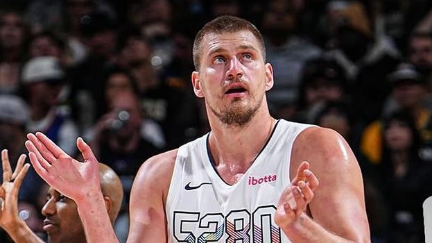 Jokic dá show, faz triplo-duplo e Nuggets bate Bucks na NBA