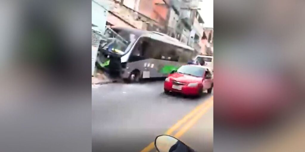 Ônibus bate em duas casas após falha no freio na zona norte de São Paulo 