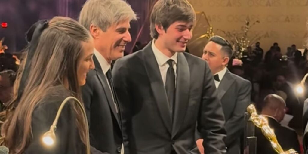 Ao lado dos filhos, Walter Salles grava nome na estatueta do Oscar; veja