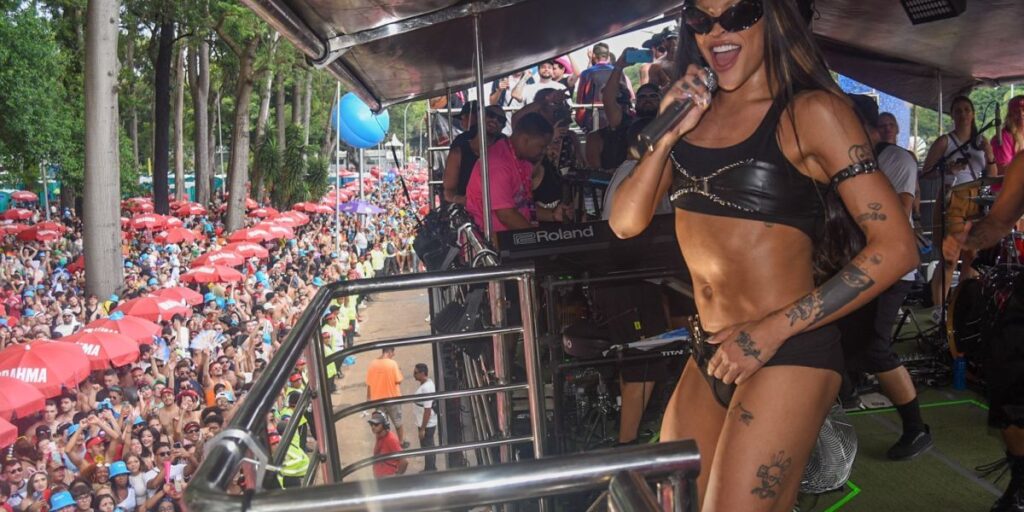 Carnaval de SP: Megabloco de Pabllo Vittar arrasta foliões no Ibirapuera