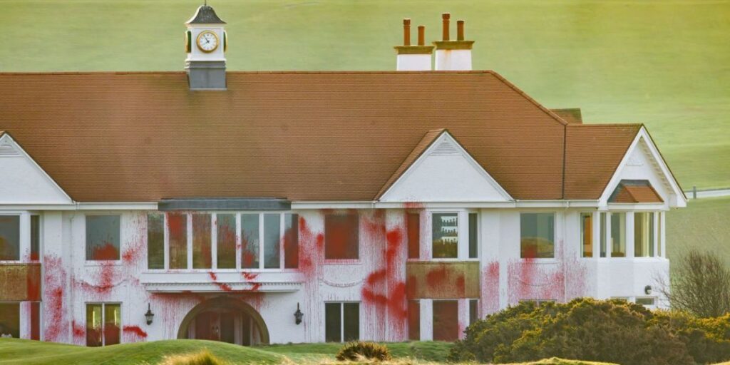 Ativistas pró-palestina vandalizam campo de golfe de Trump na Escócia