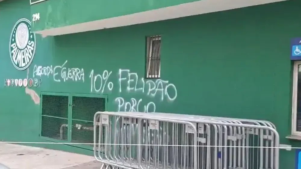 Sede do Palmeiras é pichada após derrota para o Corinthians: "É guerra"
