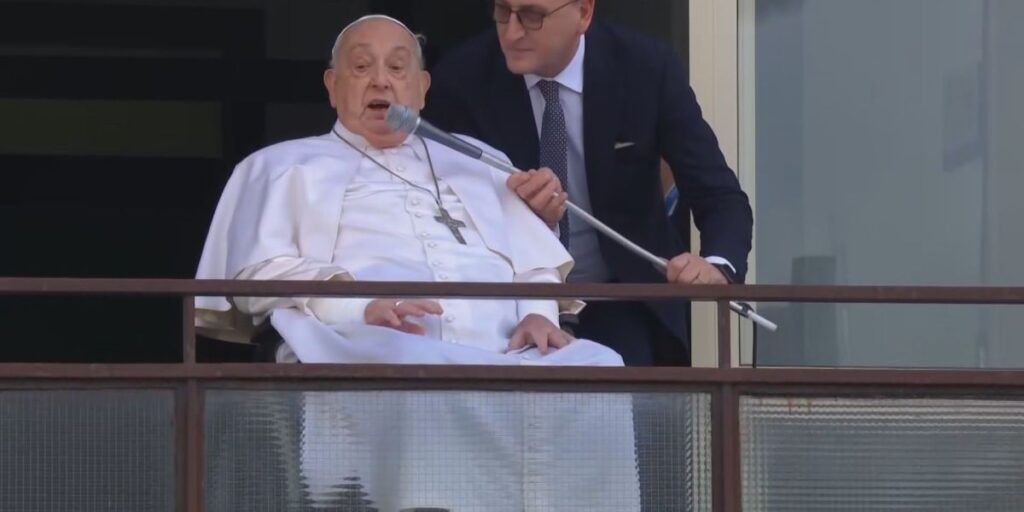 Papa Francisco faz primeira aparição pública após ser internado