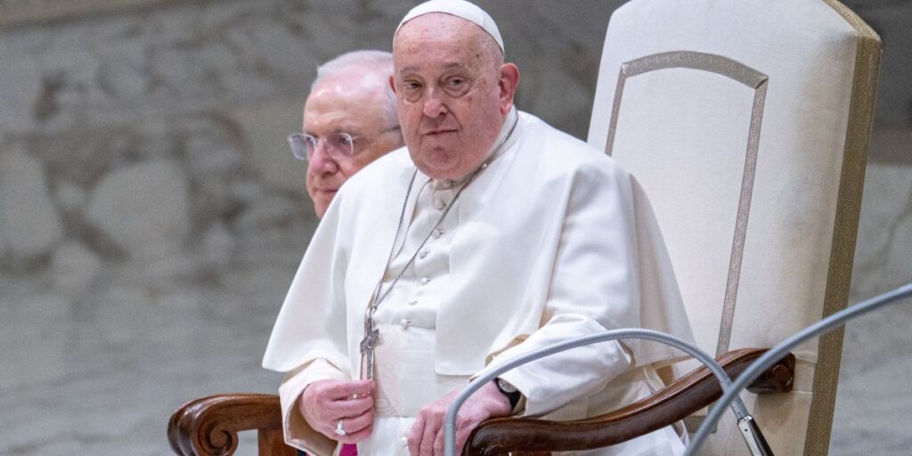 Papa Francisco permanece estável e radiografia aponta melhora, diz Vaticano