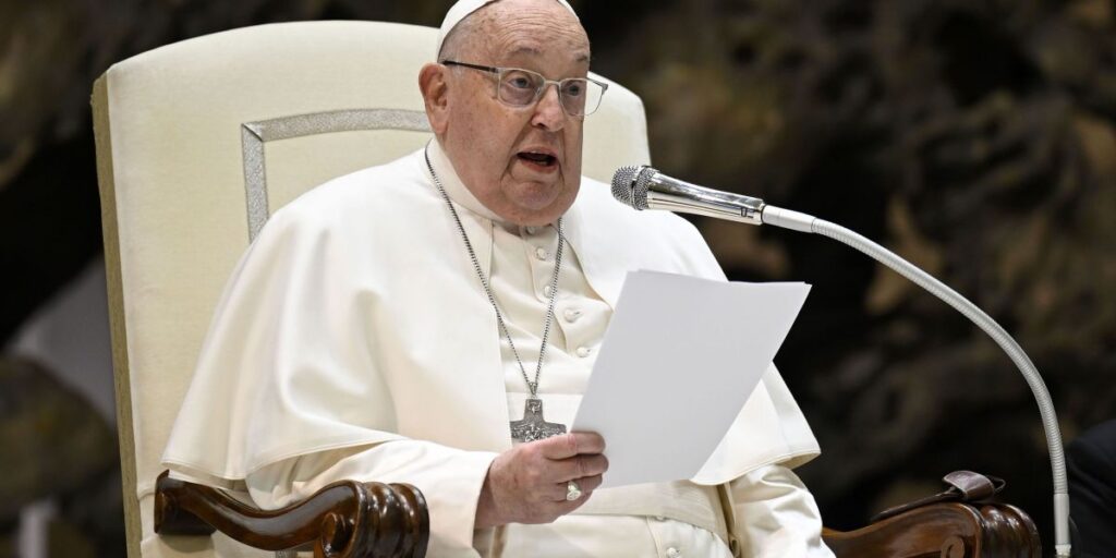 Papa Francisco para de usar ventilação mecânica não invasiva, diz Vaticano