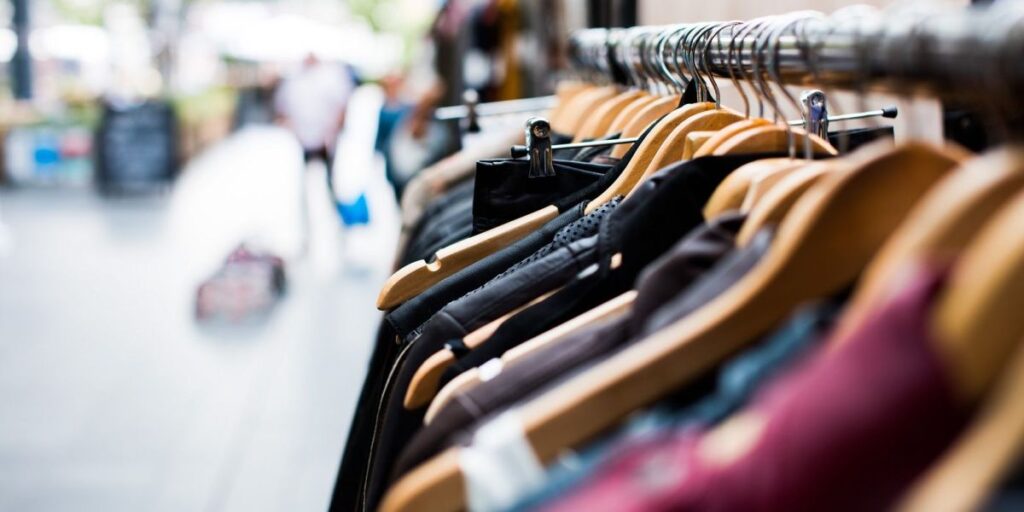 Redes sociais levam 92% das pessoas a comprarem itens vintage, diz pesquisa