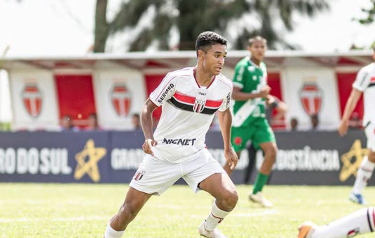 Jogador do Bragantino segue internado na UTI após acidente de carro