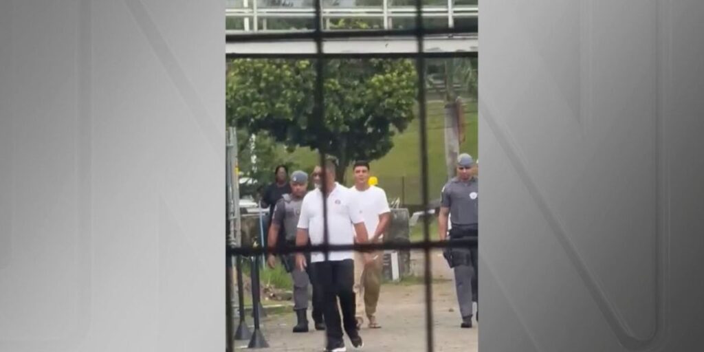 Caso Peretto: acusado debocha com "risadinha" e símbolo antes de audiência