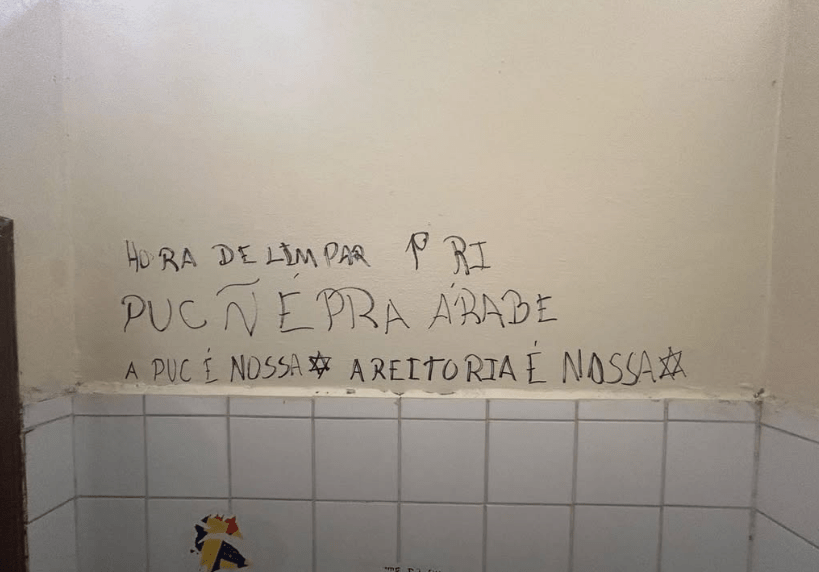 Banheiro da PUC-SP é pichado com ameaça contra árabes