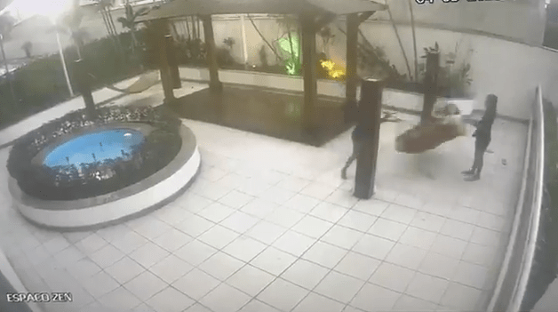 Criança morre atingida por pilastra enquanto brincava de balanço no RJ