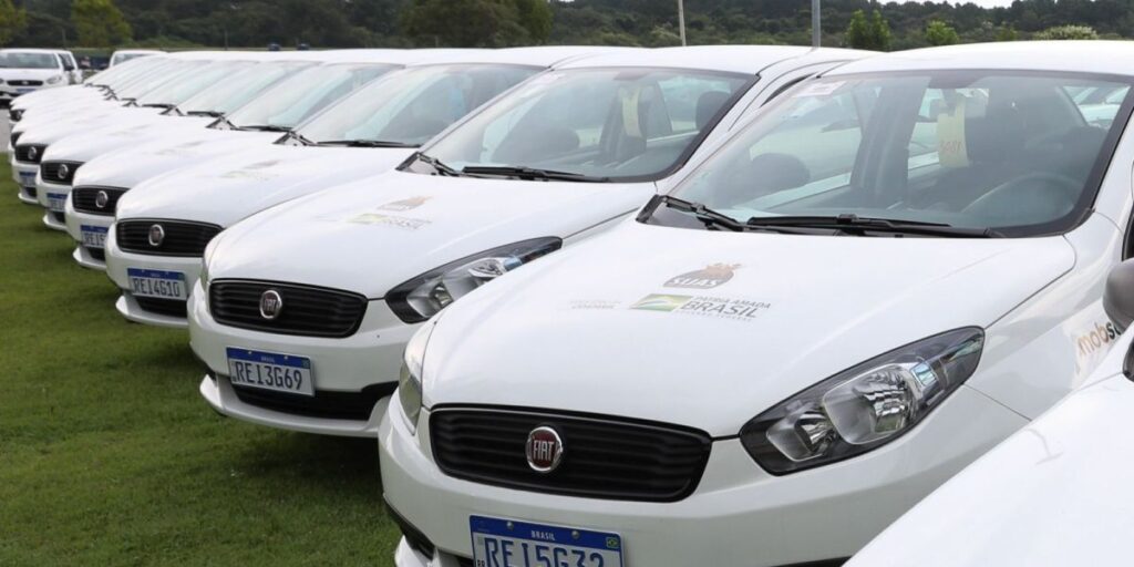 Carro com placa azul, preta, vermelha: saiba o que as cores significam