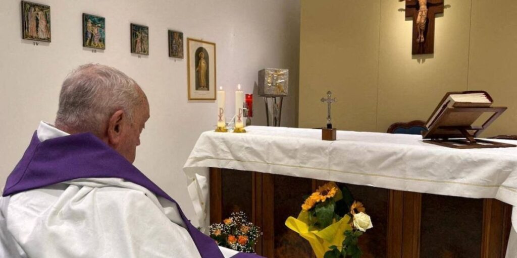 Papa não precisa mais de ventilação mecânica, diz Vaticano