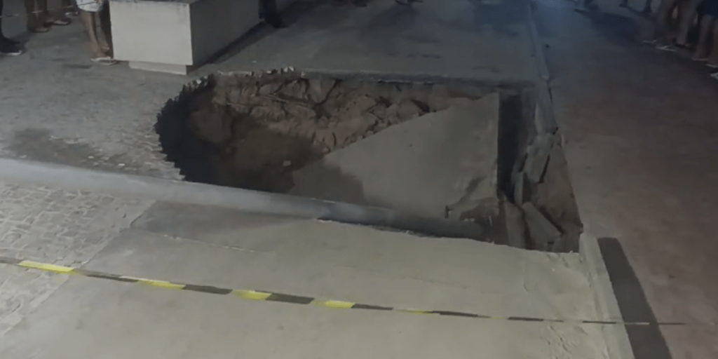 Três pessoas ficam feridas após cratera se abrir no litoral de São Paulo