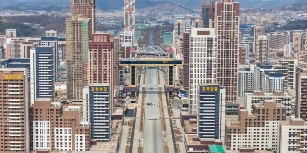 Coreia do Norte inaugura novo bairro residencial com 10 mil casas