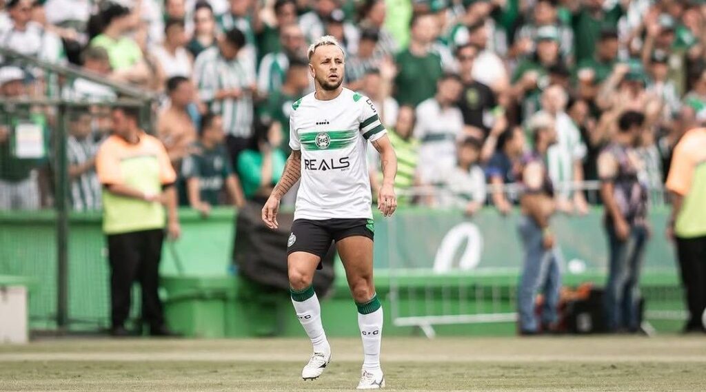 Coritiba rescinde contrato com Rafinha após polêmica com Bayern