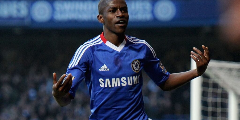 Torcida do Chelsea se impressiona com atual forma física de Ramires; veja