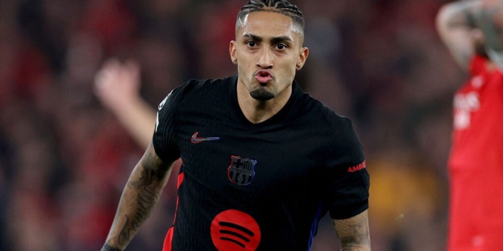 Com gol de Raphinha, Barcelona vence o Benfica na Champions League