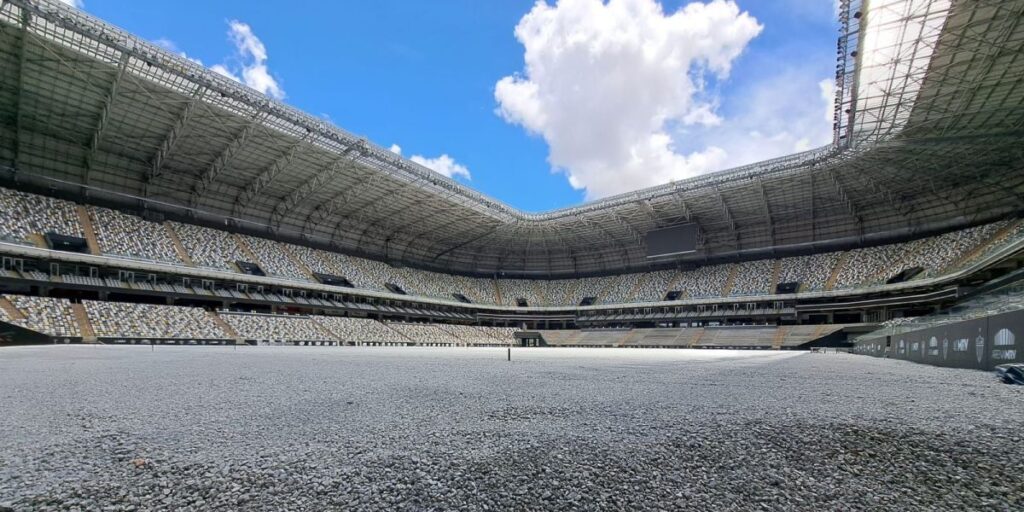 Menin sobre gramado sintético na Arena MRV: “É de última geração”