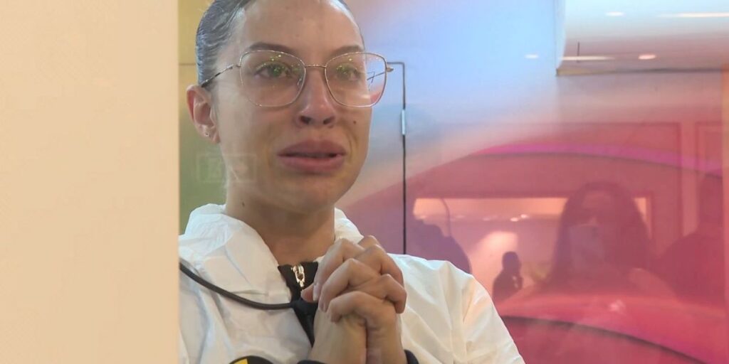 BBB25: veja as fofocas escritas nos cartazes lidos por Renata na Vitrine