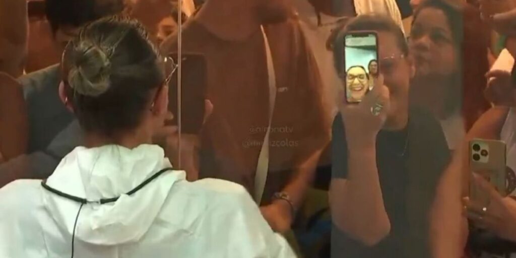 BBB25: Renata faz chamada de vídeo com mãe na Vitrine do Seu Fifi