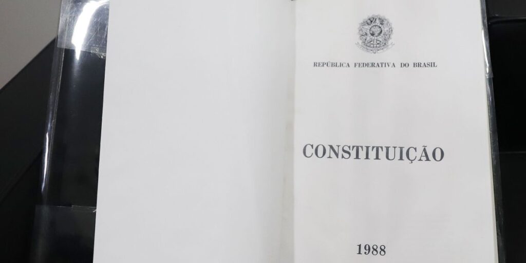 PF prende homem que furtou réplica da Constituição do STF no 8 de janeiro